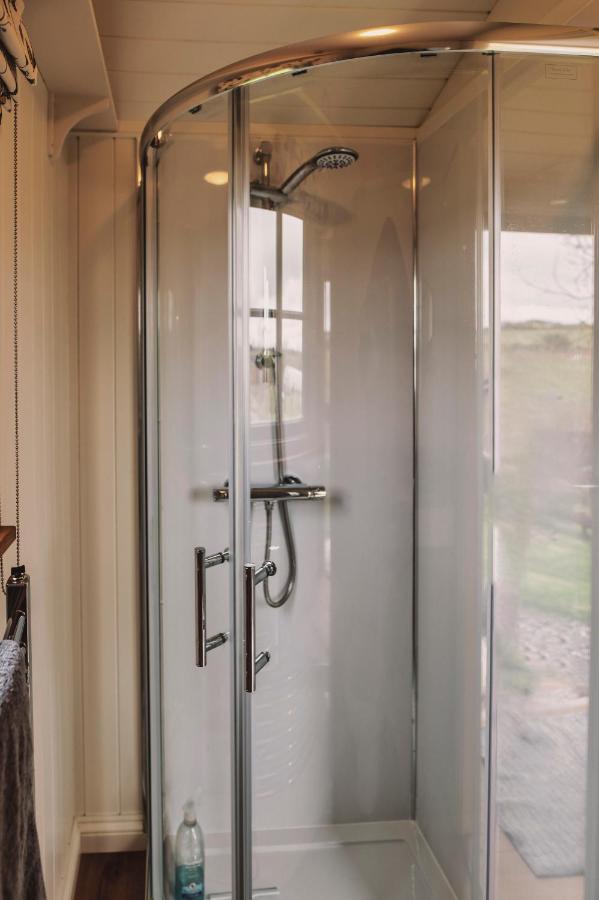 Luxury Shepherd'S Hut On Flower Farm With Outdoor Bath In Mid Cornwall Truro Esterno foto
